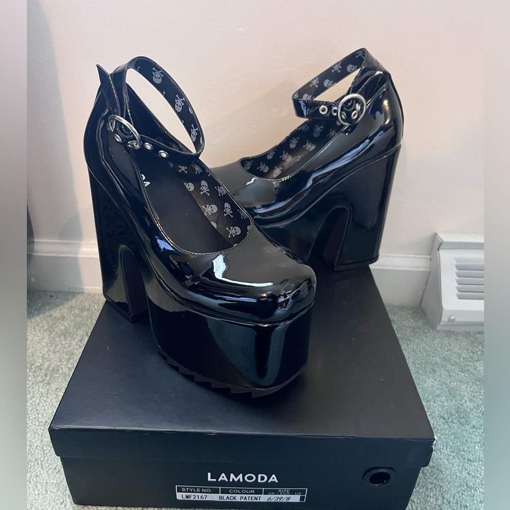 Lamoda blackpatent Power Trip Chunky PlatformHeels
Size 8, never worn, with box.